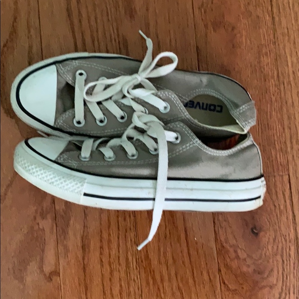 Cons women size 5 , great condition